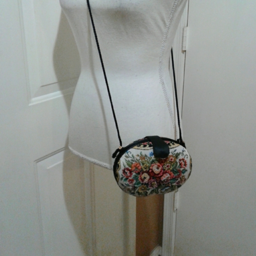 🌺 NEW La Regale, Ltd. Tapestry Hard Shell Purse
